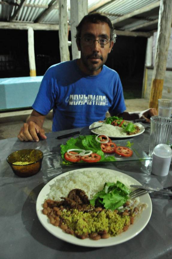 Depois de tanto tempo, comendo uma legítima comidinha brasileira, na Serra do Tepequem, no norte de Roraima